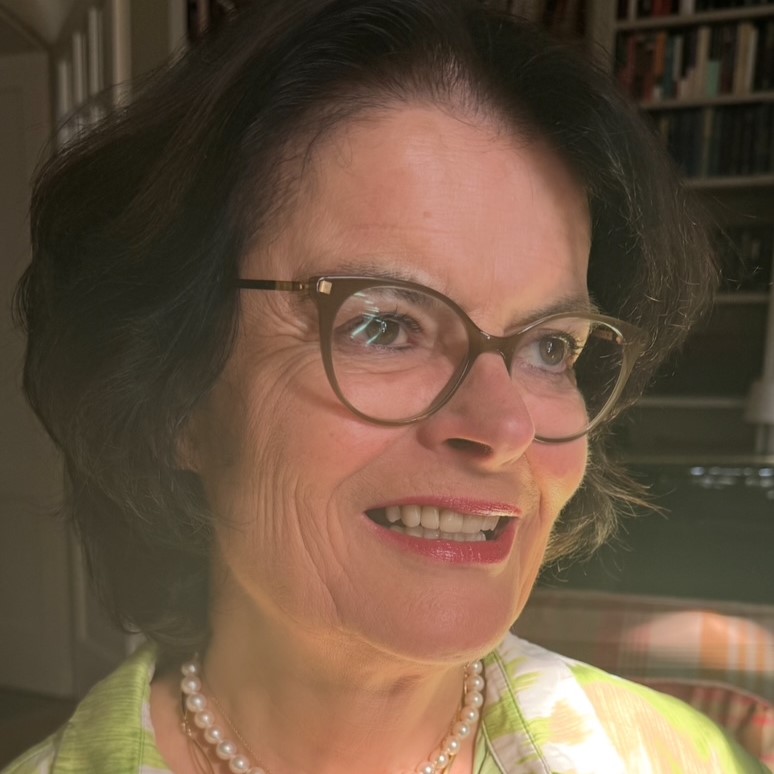 Lächelnde Frau mit einem orangefarbenen Ordner.