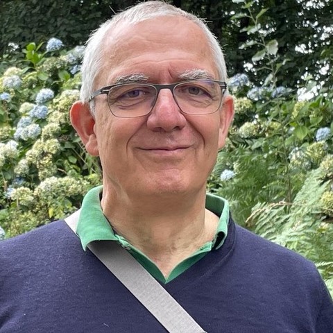 Ein Mann mit Brille und Anzug.